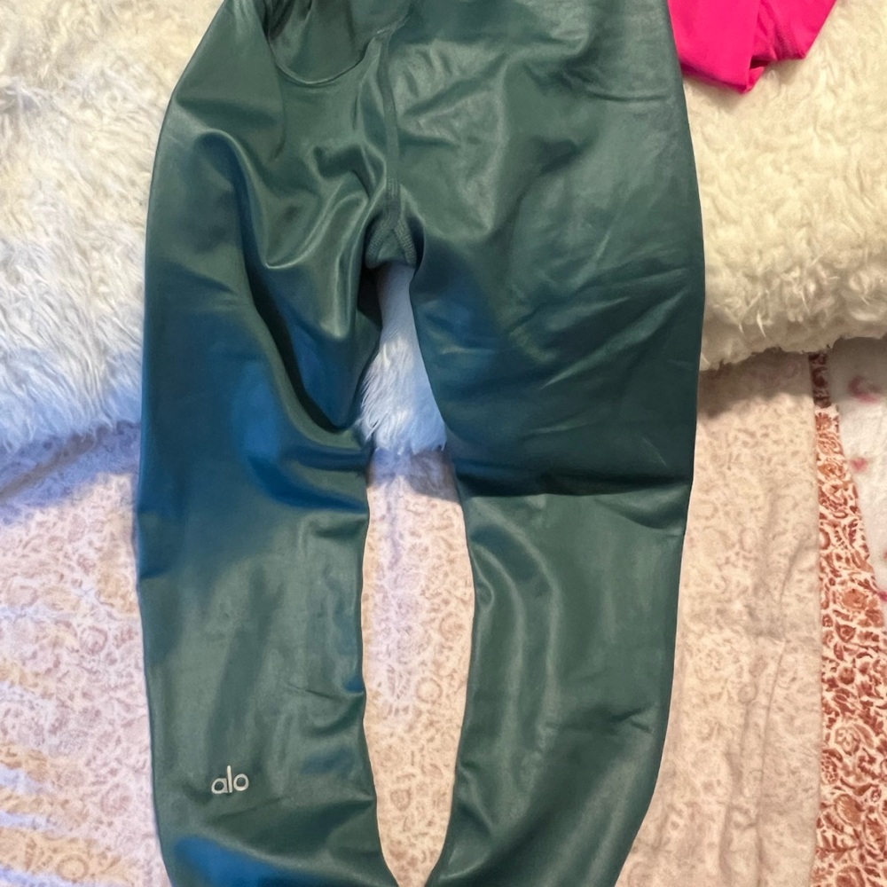 ALO Yoga women's size small, shiny  Green Leggings